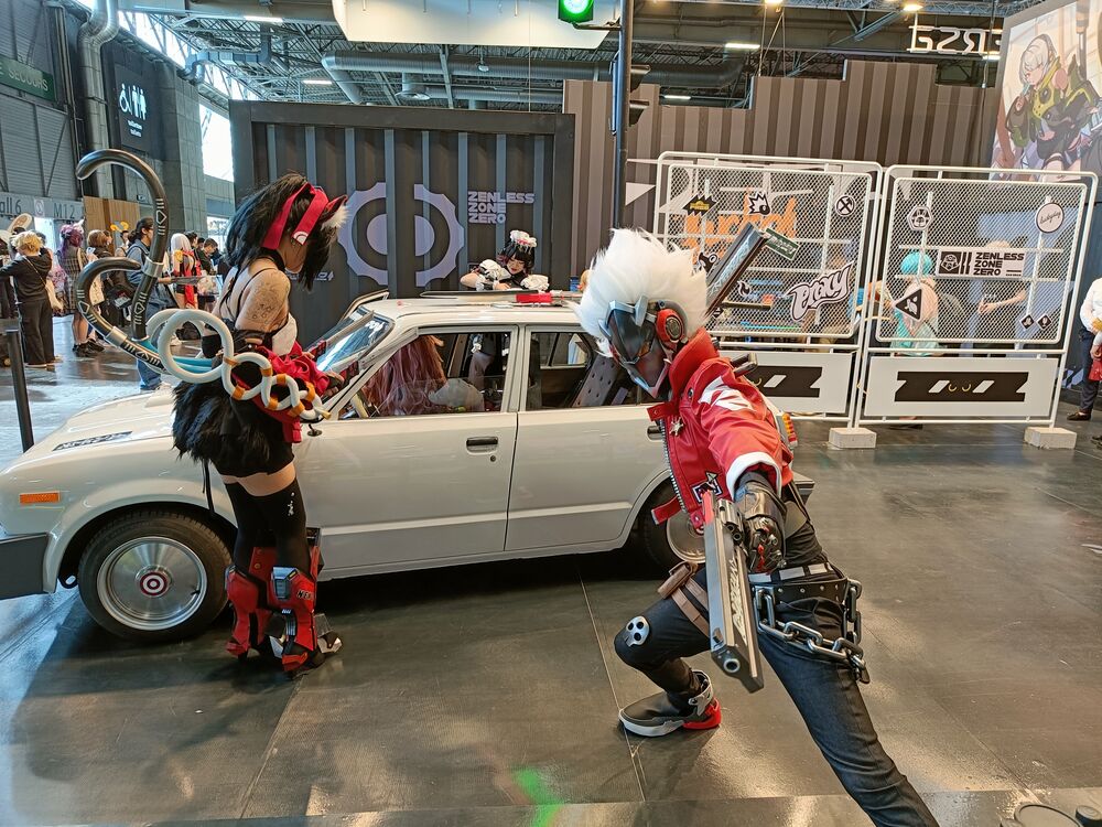 Lo stand di ZZZ e i suoi eccellenti cosplayer Lo stand di ZZZ e i suoi eccellenti cosplayer